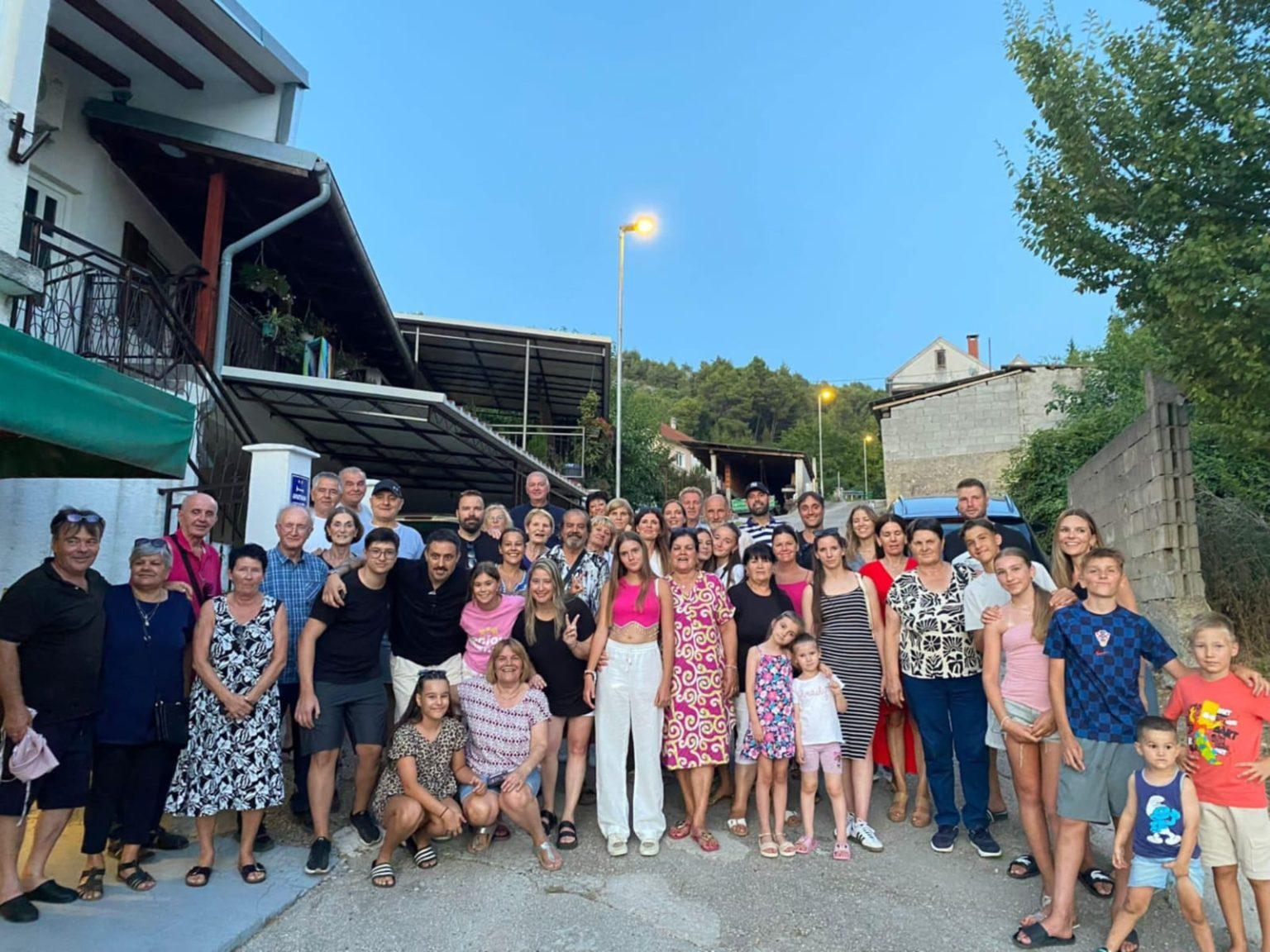 Treća i četvrta generacija obitelji Paić okupila se u zavičaju svoje bake Ane 