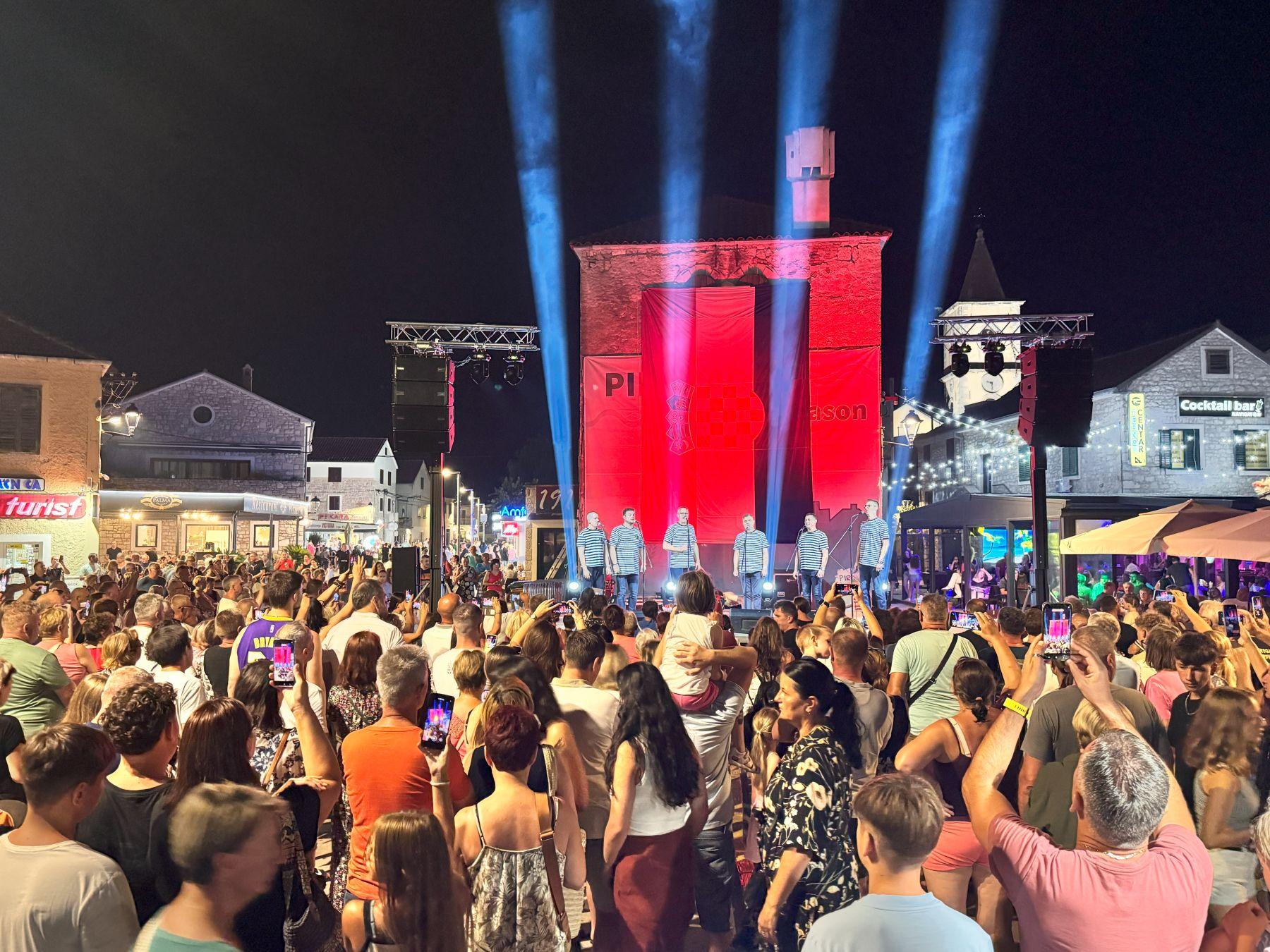 Ribarska fešta i Klapa sv. Juraj HRM oduševili Pirovčane i goste