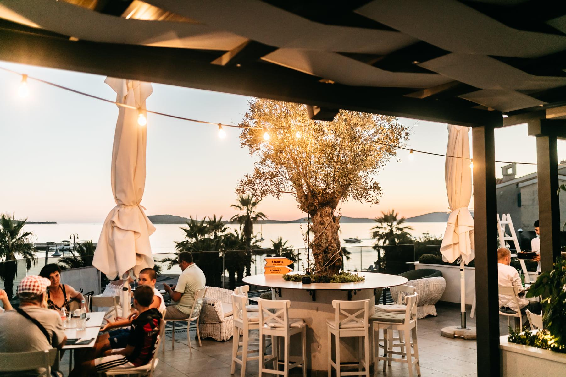 Priuštite si prekrasne trenutke na prozračnoj terasi Pomalo Bistro &amp; Bara u Žaboriću!