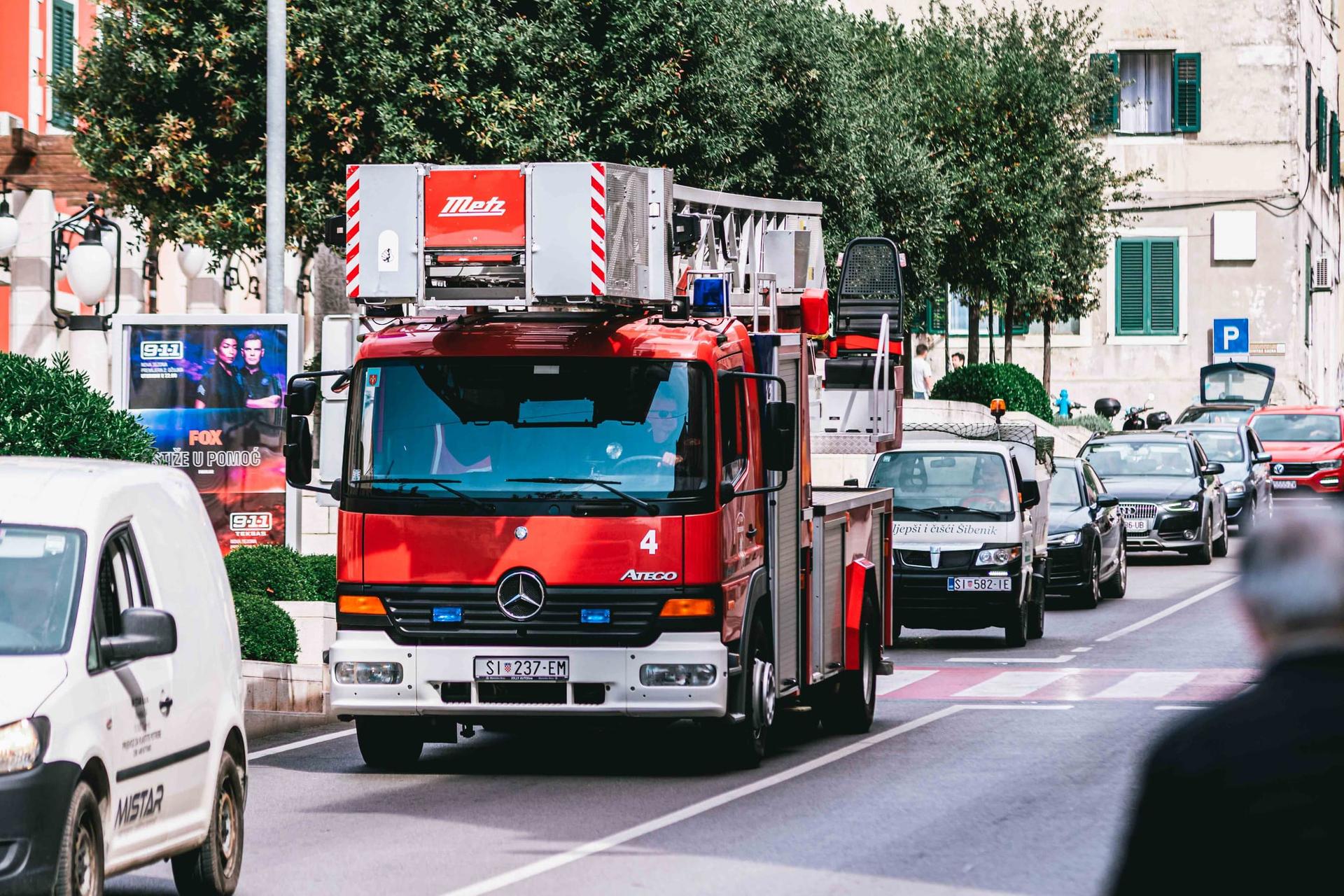 Izbio požar u Industrijskoj zoni Podi, na intervenciju izašlo 10 vatrogasaca