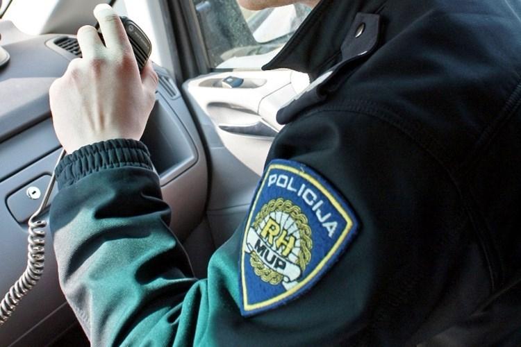 U Drnišu razbio staklo na automobilu 42-godišnjakinje