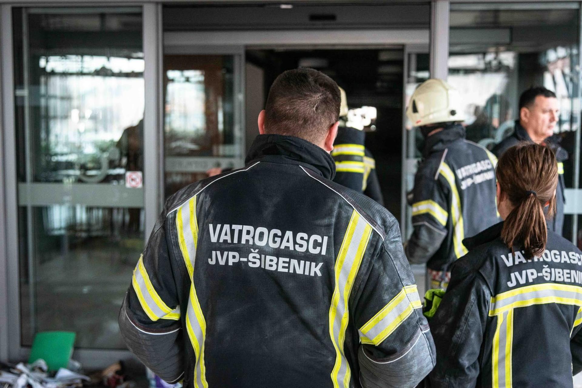 Nemirna noć za šibenske vatrogasce: Gasili požar automobilskih olupina kod Poda