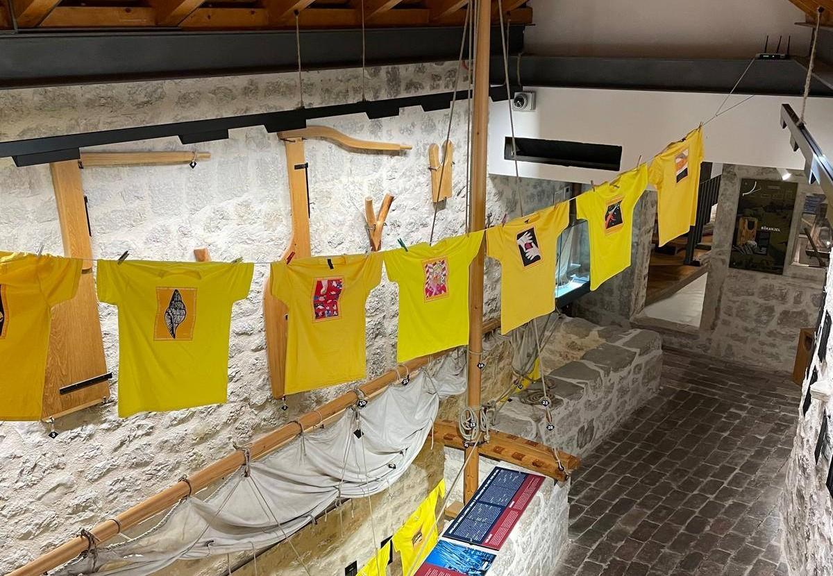 Školarci iz Tisnog i Murtera oslikanim žutim majicama donijeli radost u betinski muzej
