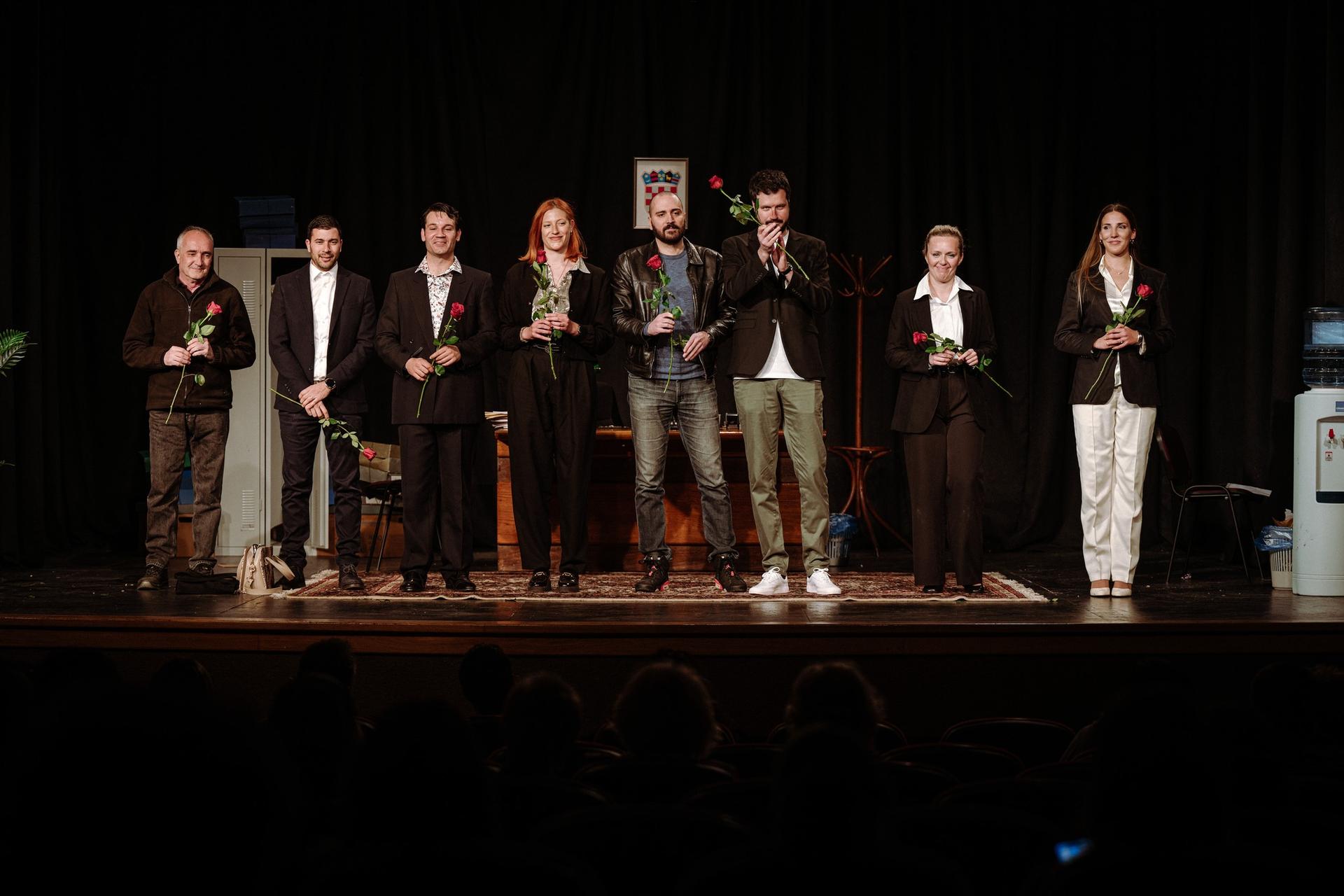 Ljubitelji kazališta s velikim zanimanjem 'pohrlili' u Vodice na premijeru nove predstave šibenskog HNK