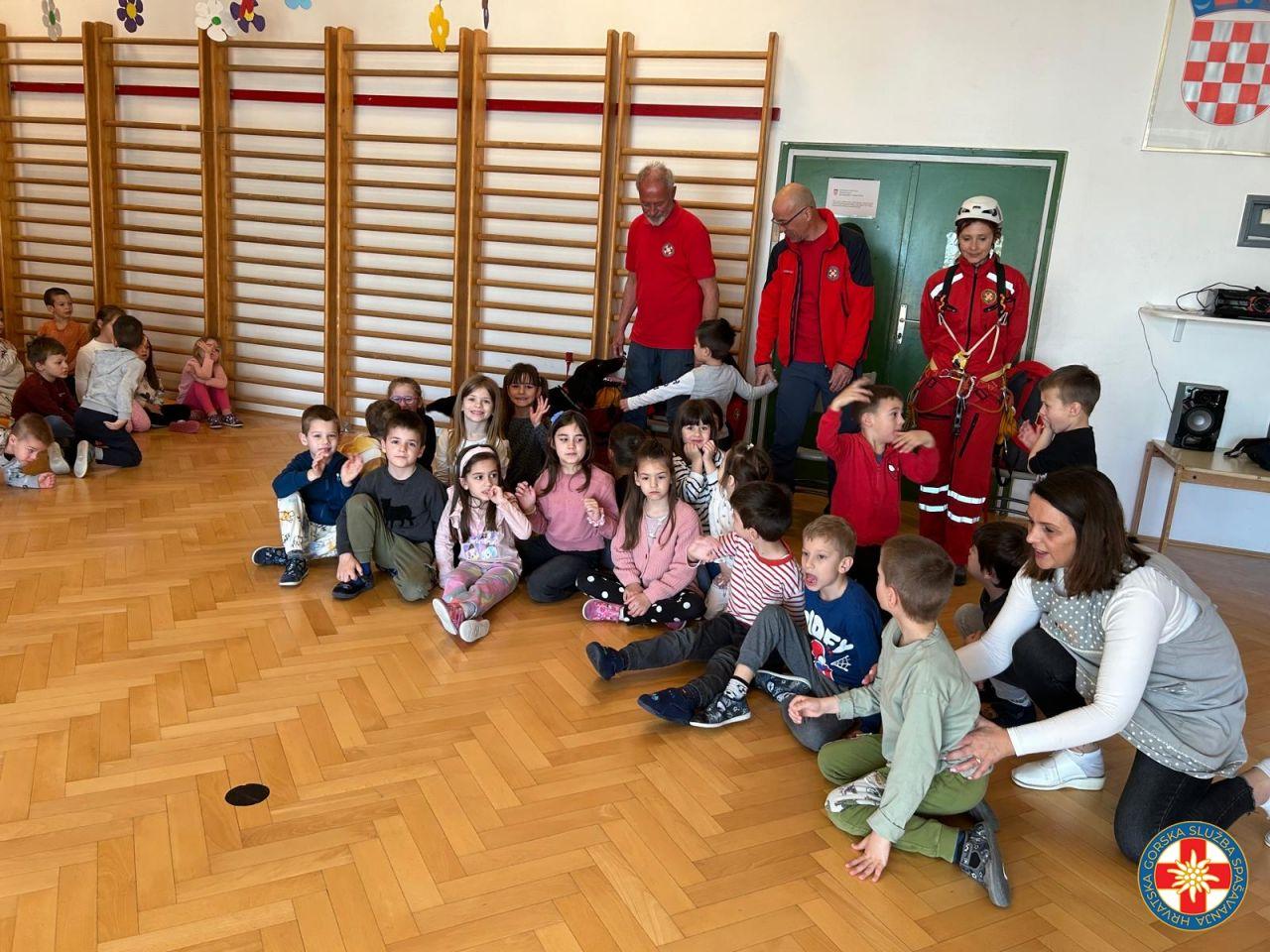 Šibenski HGSS-ovci posjetili DV Vidici, mališane oduševila Tunja