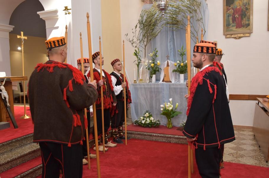 Župljani Marijina Uznesenja u Mirlović Zagori i ove godine uprizorili čuvanje Kristova groba