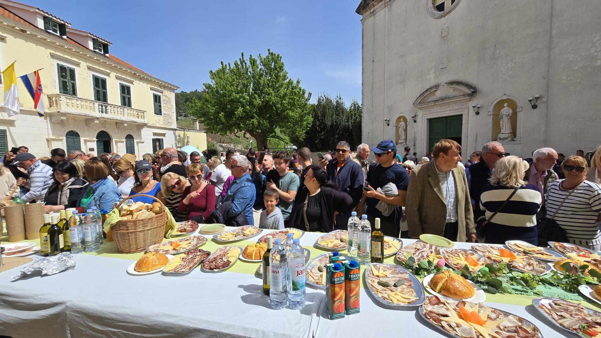 Uskrsni ponedjeljak u Skradinu uz pogače, fritaju i gitaru