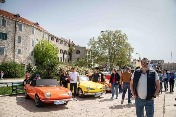 Oldtimeri jutros su privukli pažnju svih onih koji su se našli na rivi