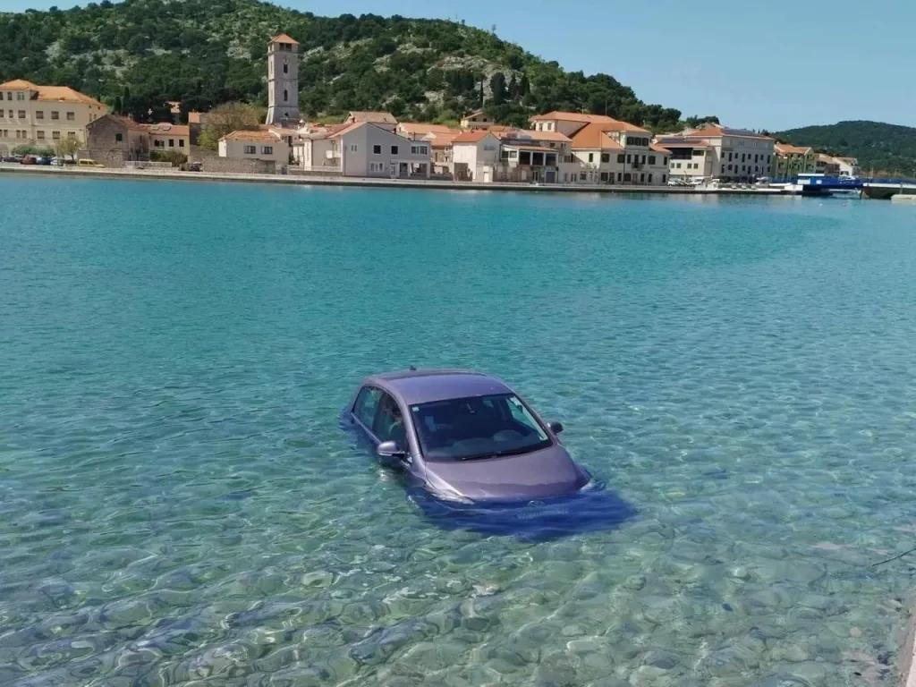 Automobil u Tisnom završio u moru: 'Prema neslužbenim informacijama u njemu nije bilo nikoga'