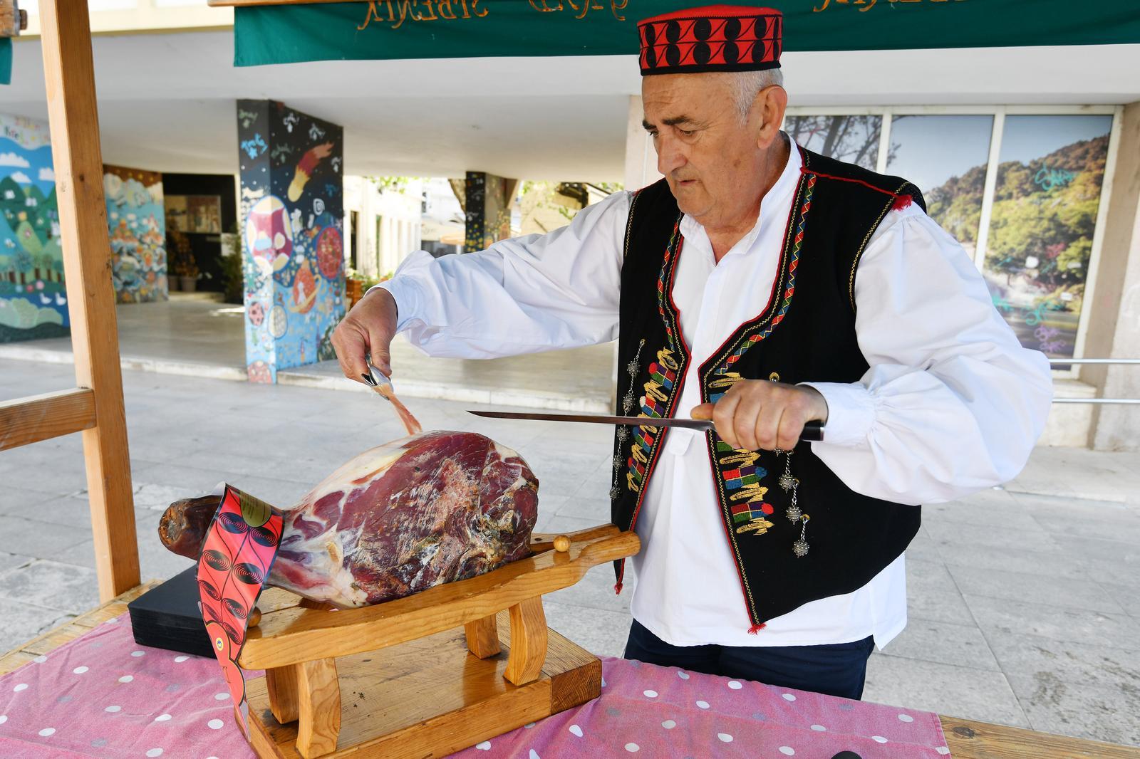 Šibenska riva miriše na pršut: Sajam domaćih delicija privukao brojne posjetitelje