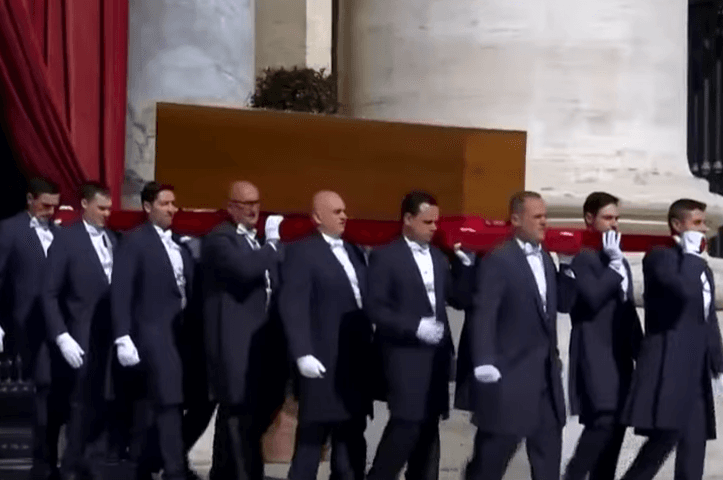 Papa Franjo je pokopan, slijedi devet dana žalosti u Vatikanu
