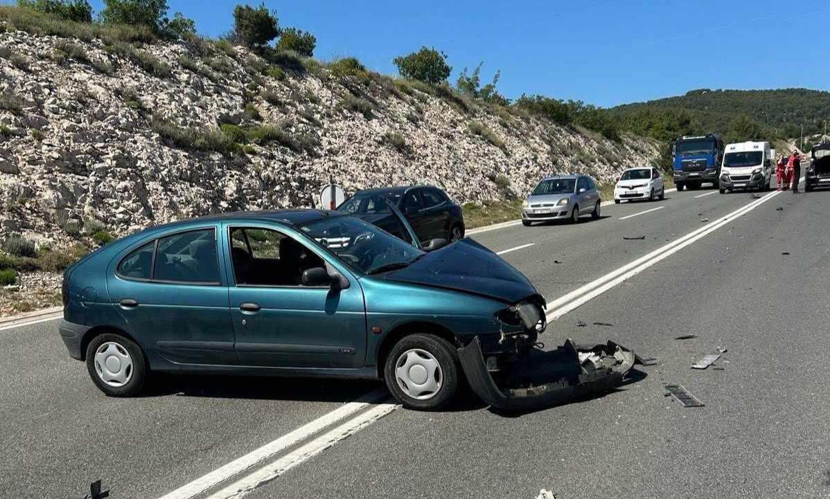 U prometnoj nesreći 'na tri trake' sudjelovala dva vozila