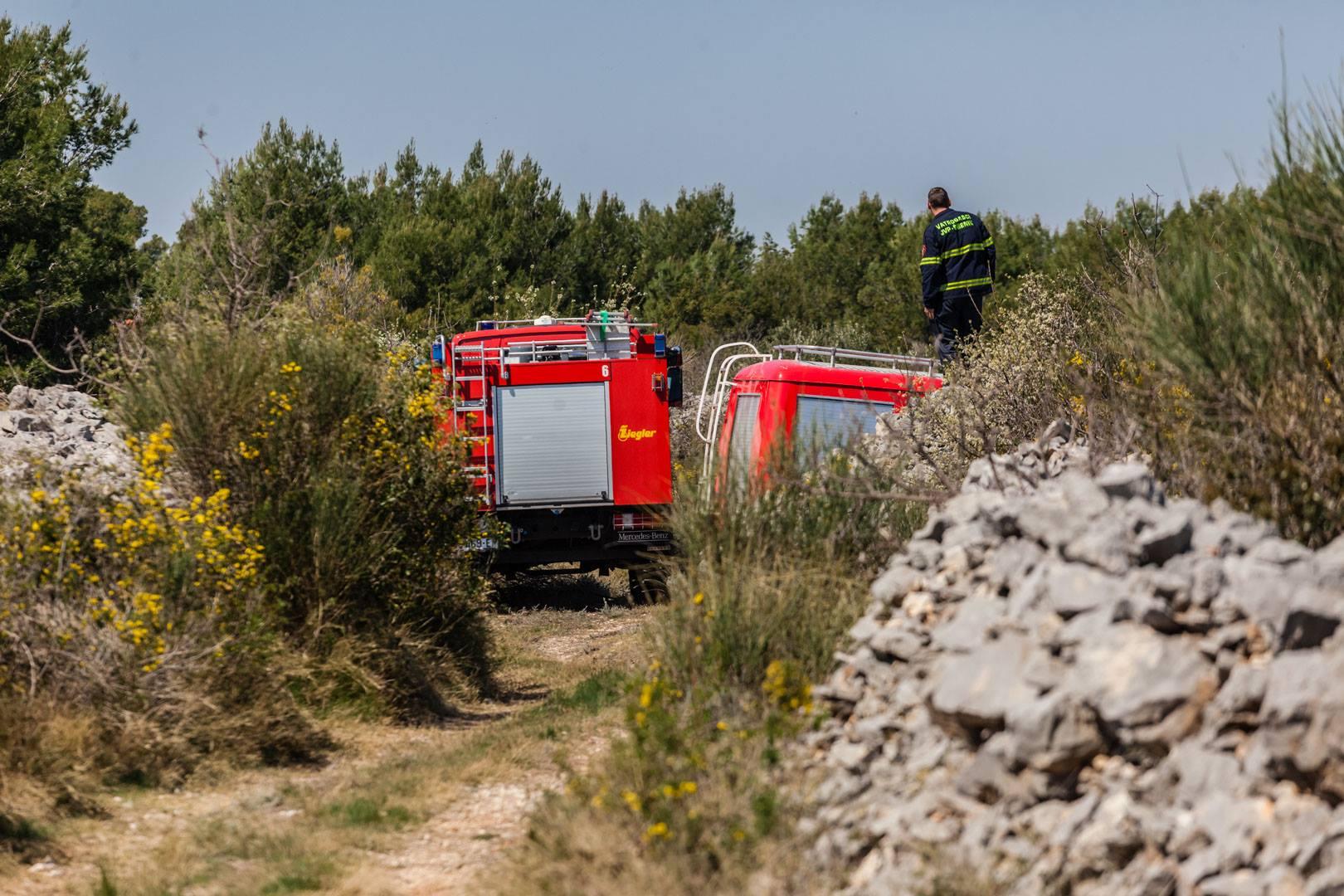 Požar u Tarićima gasi 24 vatrogasaca s devet vozila