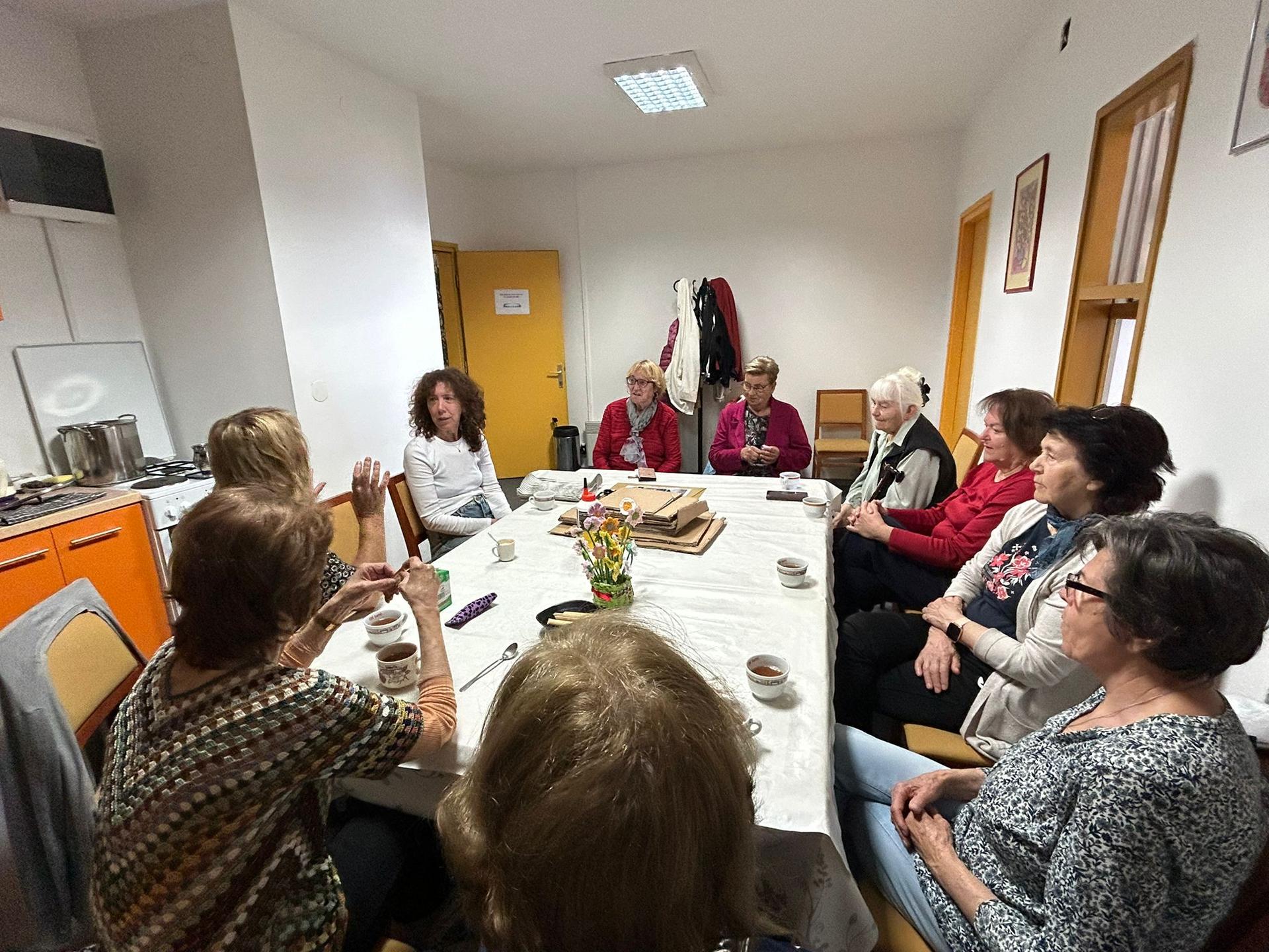 U Šibeniku održana likovna radionica 'Knjiga u ruci, sjećanje u srcu: Pobijedimo demenciju'