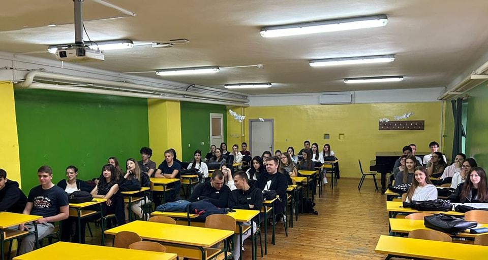 Ivana Bulat šibenskim gimnazijalcima predstavila roman 'Panta rei', oni je oduševili svojim angažmanom