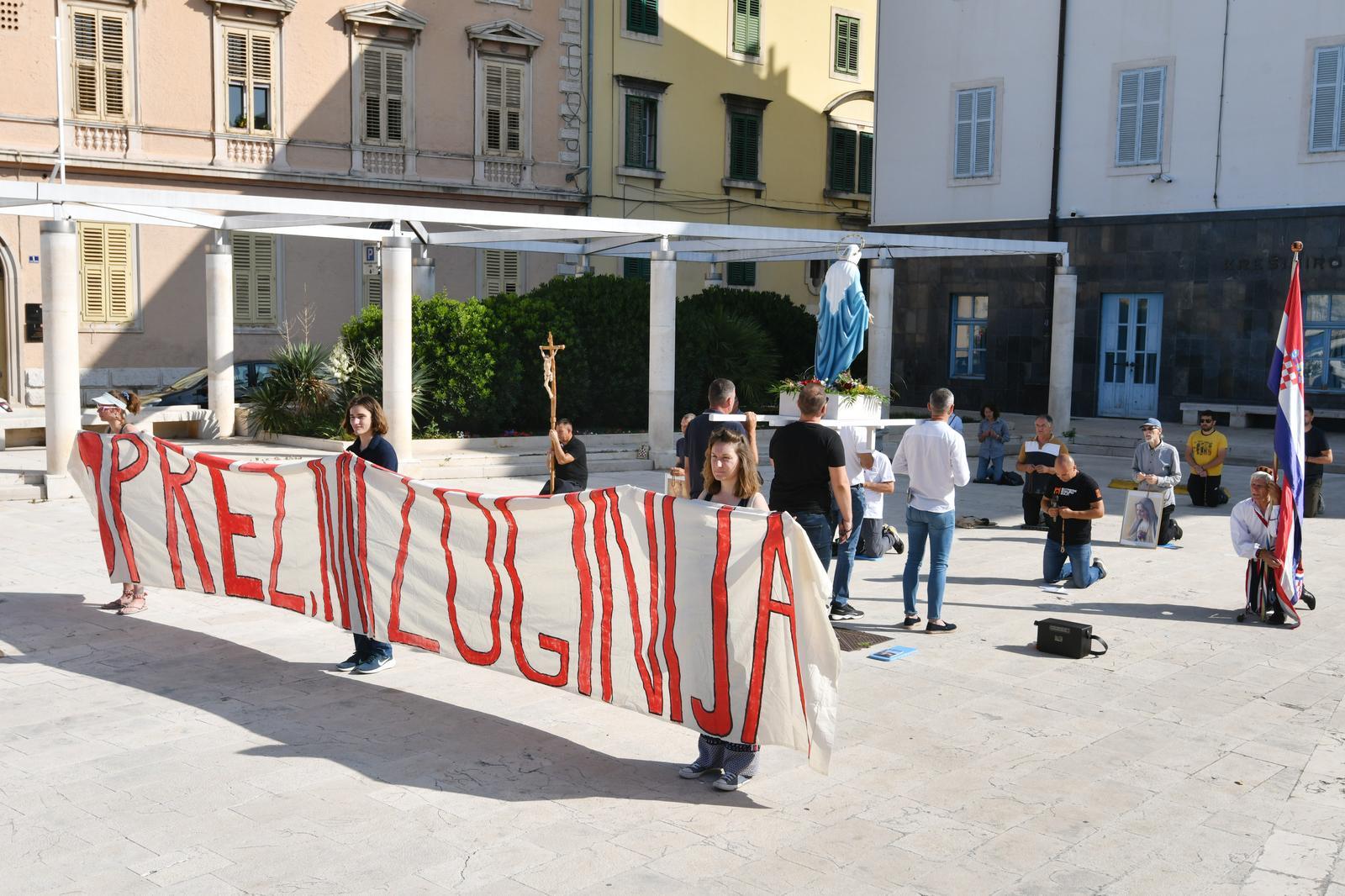 Molitelji opet klečali pred gradskom upravom, pogled prema Poljani skrivale aktivistice