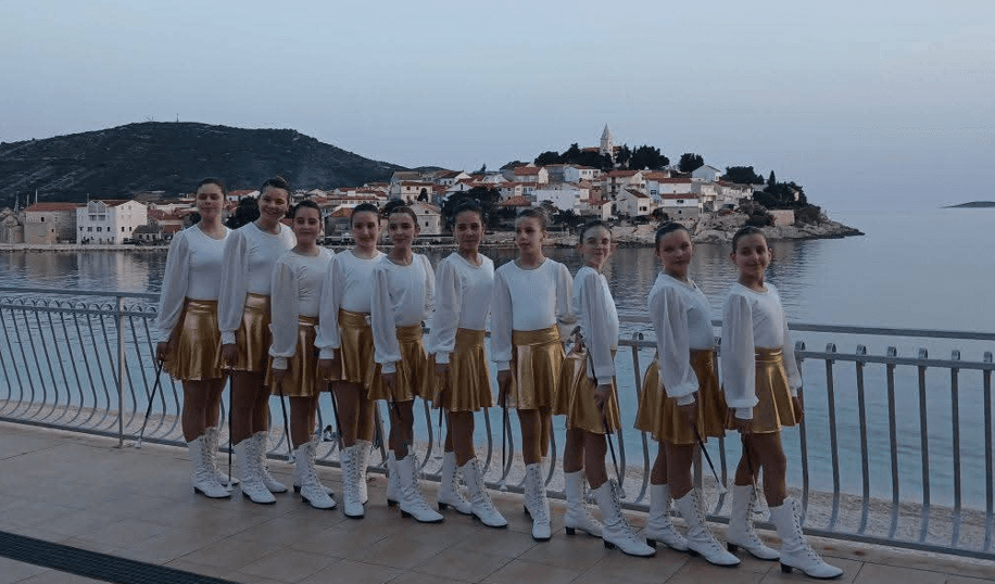 Na primoštenskom trgu Rudine zaplesalo 180 mažoretkinja