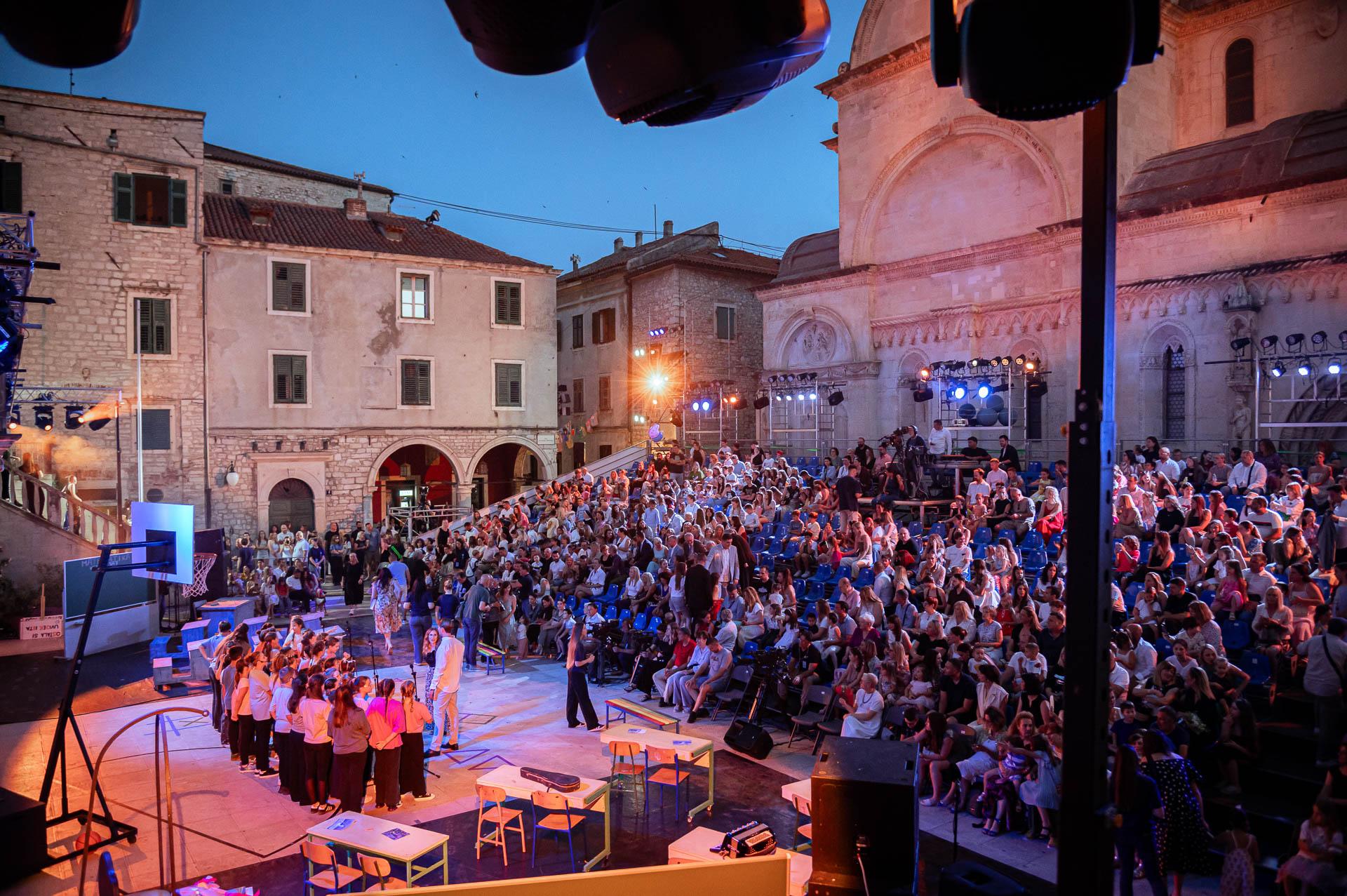 Šibenik u znaku dječje radosti: Otvoren 65. Međunarodni dječji festival uz 'Zdravo malene' i čarobni mjuzikl