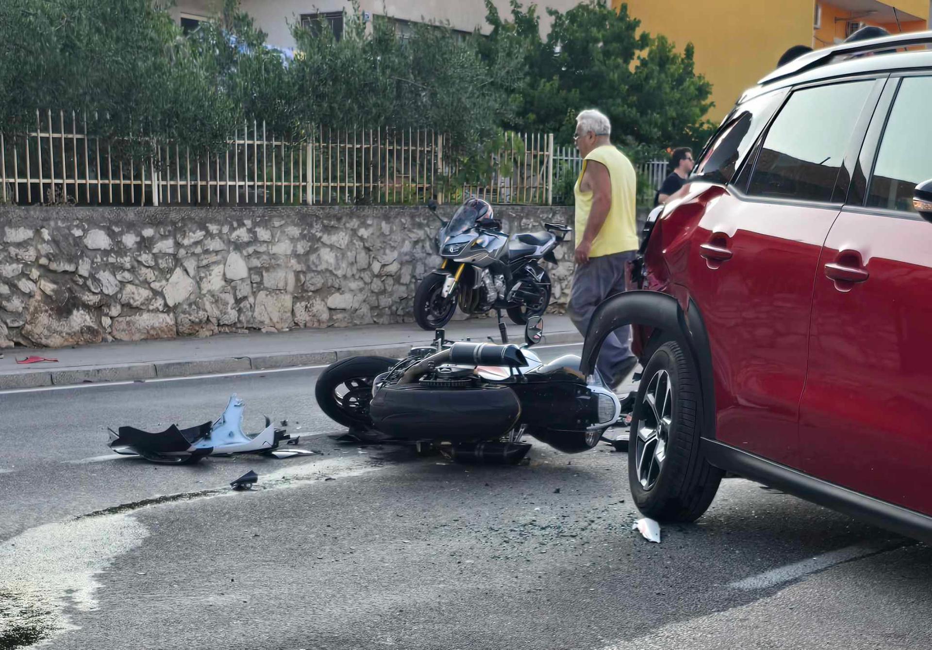 U Njivicama sudar motora i automobila, hitna i policija na terenu