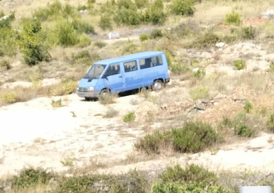 Misteriozni kombi kod Šibenika parkiran skoro dvije godine: 'Putokaz za turiste ili novo mjesto za odlaganje otpada'