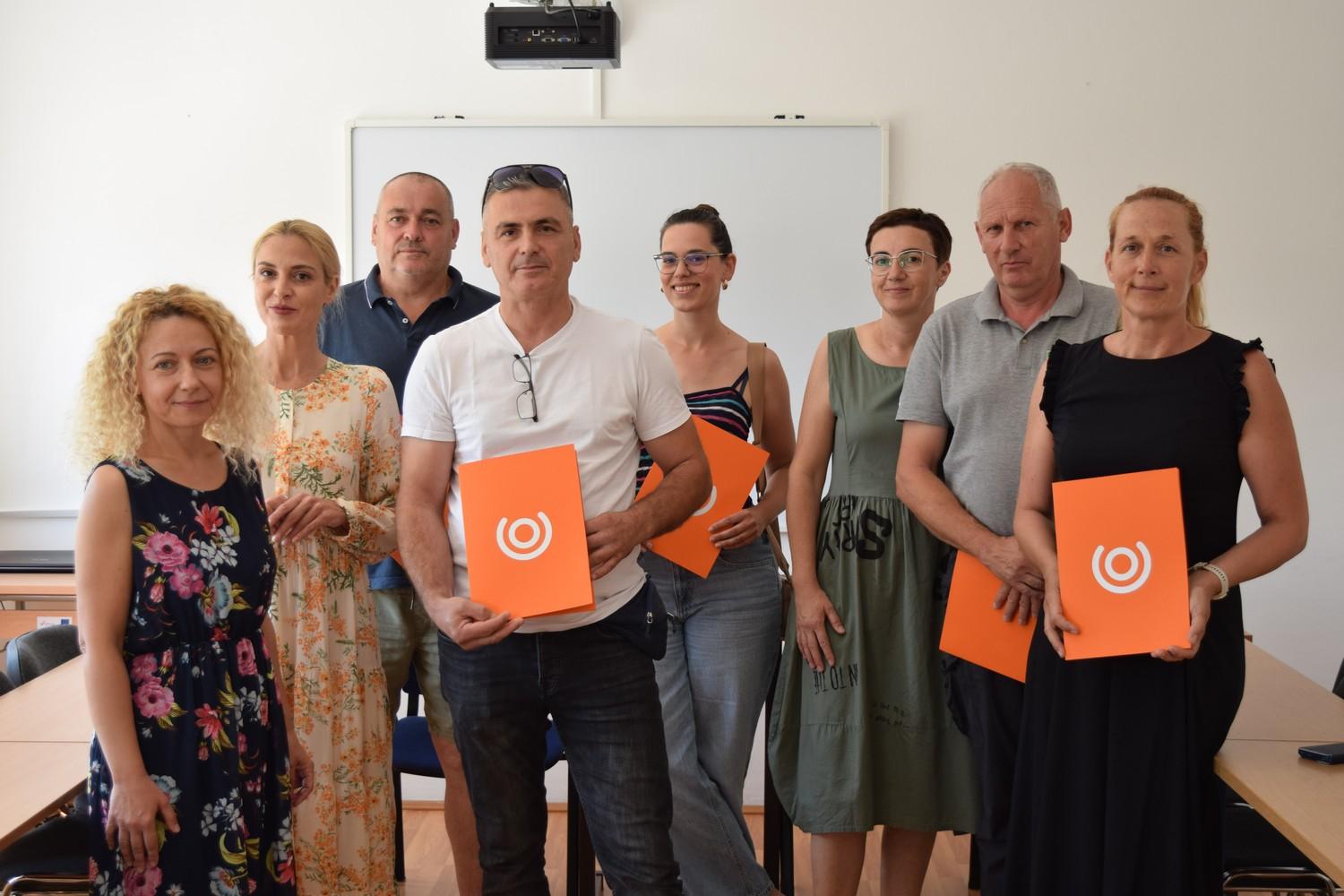 Pčelarenje za bioraznolikost: Obukom za ekološke pčelare NP Krka i POU Knin potiču ekološku proizvodnju