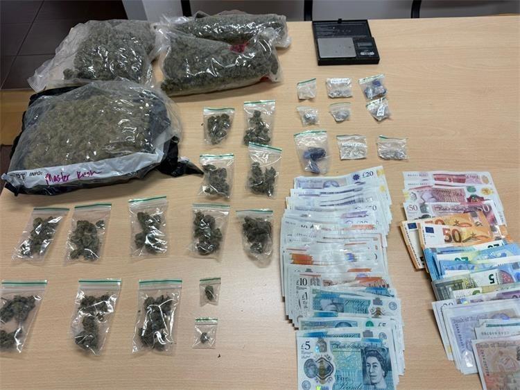 Policija pretresla apartman u Tisnom: Našli više od kilogram marihuane, MDMA, vagu i novac
