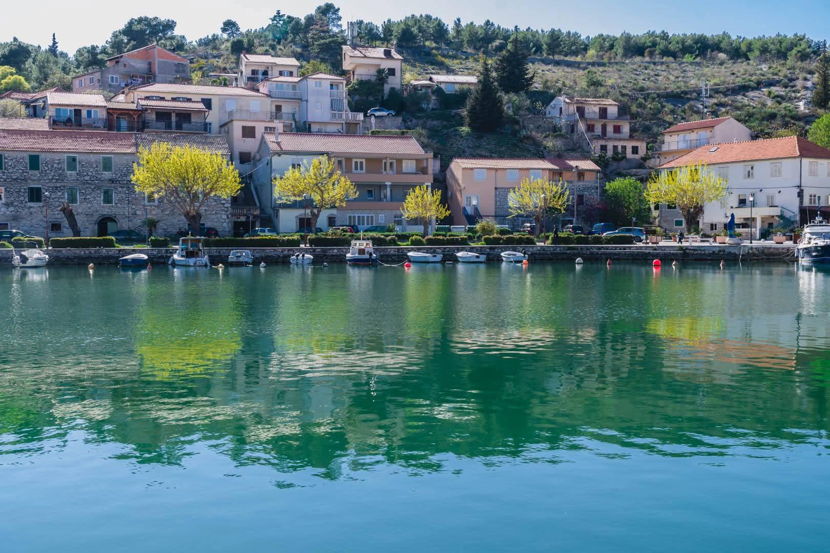 Grad Šibenik prodaje zemljišta u Zatonu – otvoren javni natječaj