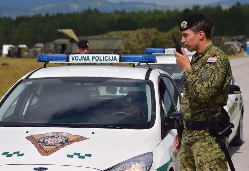 Vojnik se spasio: Tri civila autom pokušala probiti blokadu na ulazu vojarne u Udbini 