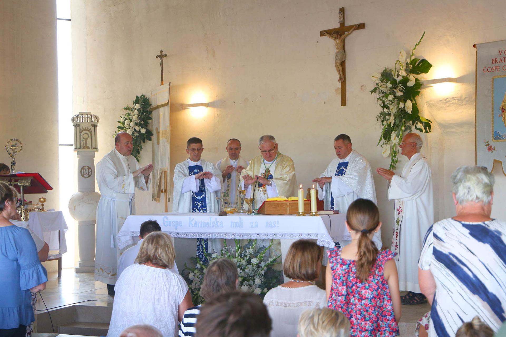 Svečano proslavljen blagdan Gospe Karmelske na brdu Okit