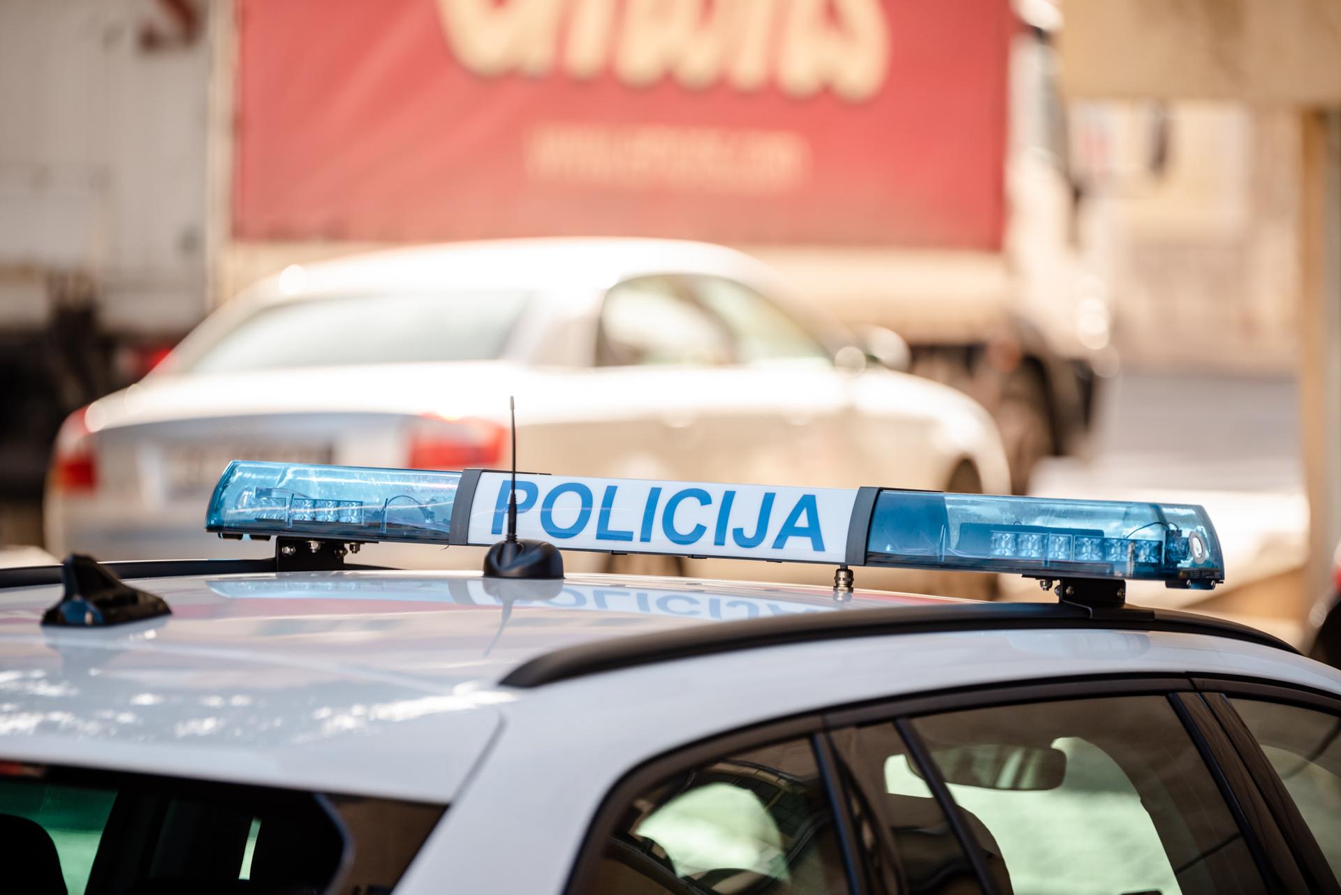 Mopedist (21) vozio po Primoštenu bez položenog vozačkog. Dobio novčanu kaznu