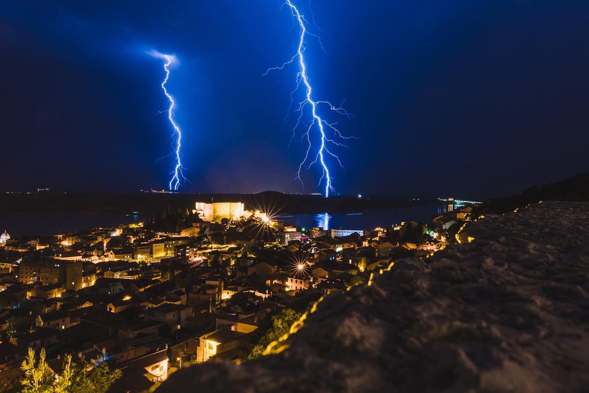 Pad temperature i pljuskovi s grmljavinom, moguća i tuča