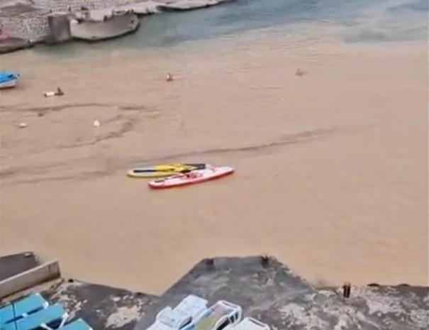 Nakon nevremena osvanuo ružan prizor u uvali kod Rogoznice. Mještani očajni, a turisti se žale