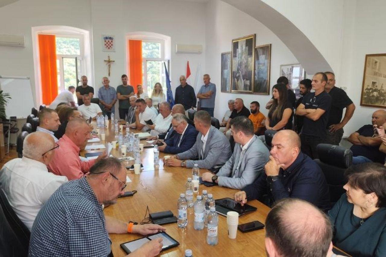 Ministar, stočari i predstavnici županije na radnom sastanku u Vrlici dogovorili mjere pomoći i potpore