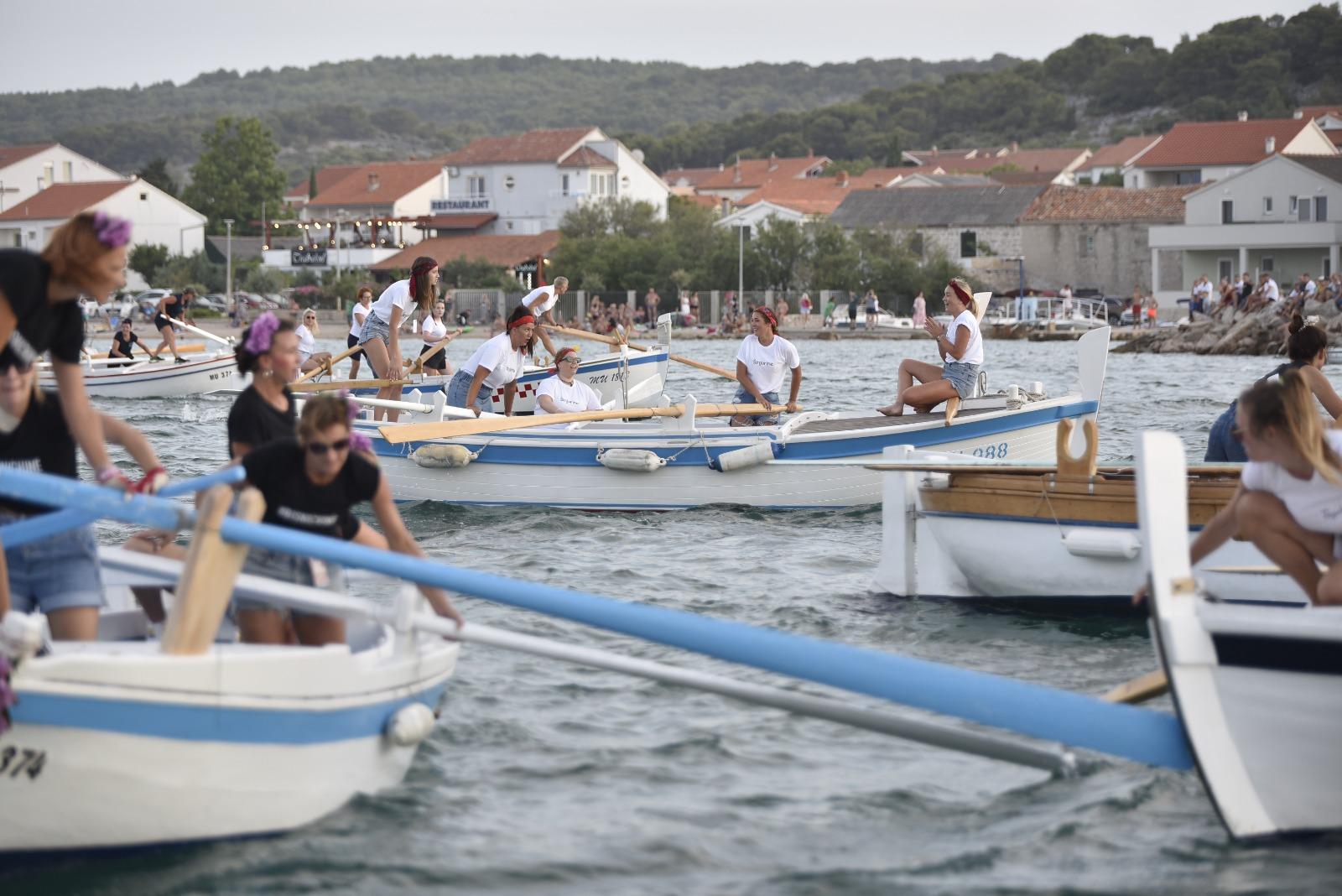 Betina vas zove: Regata 'Dlan i veslo', koncert Jole i spektakularni vatromet