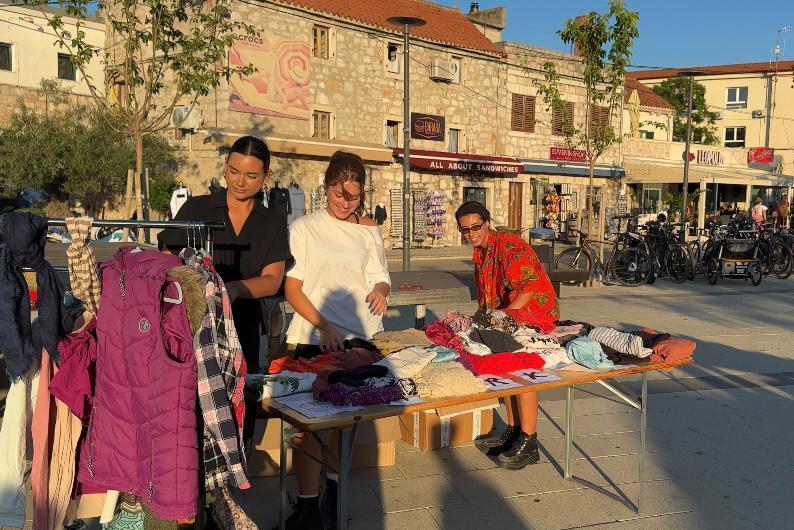 U Murteru održan humanitarni buvljak za Šibenske šape: 'Nadahnjujuće je vidjeti želju ljudi za ovako značajne inicijative'