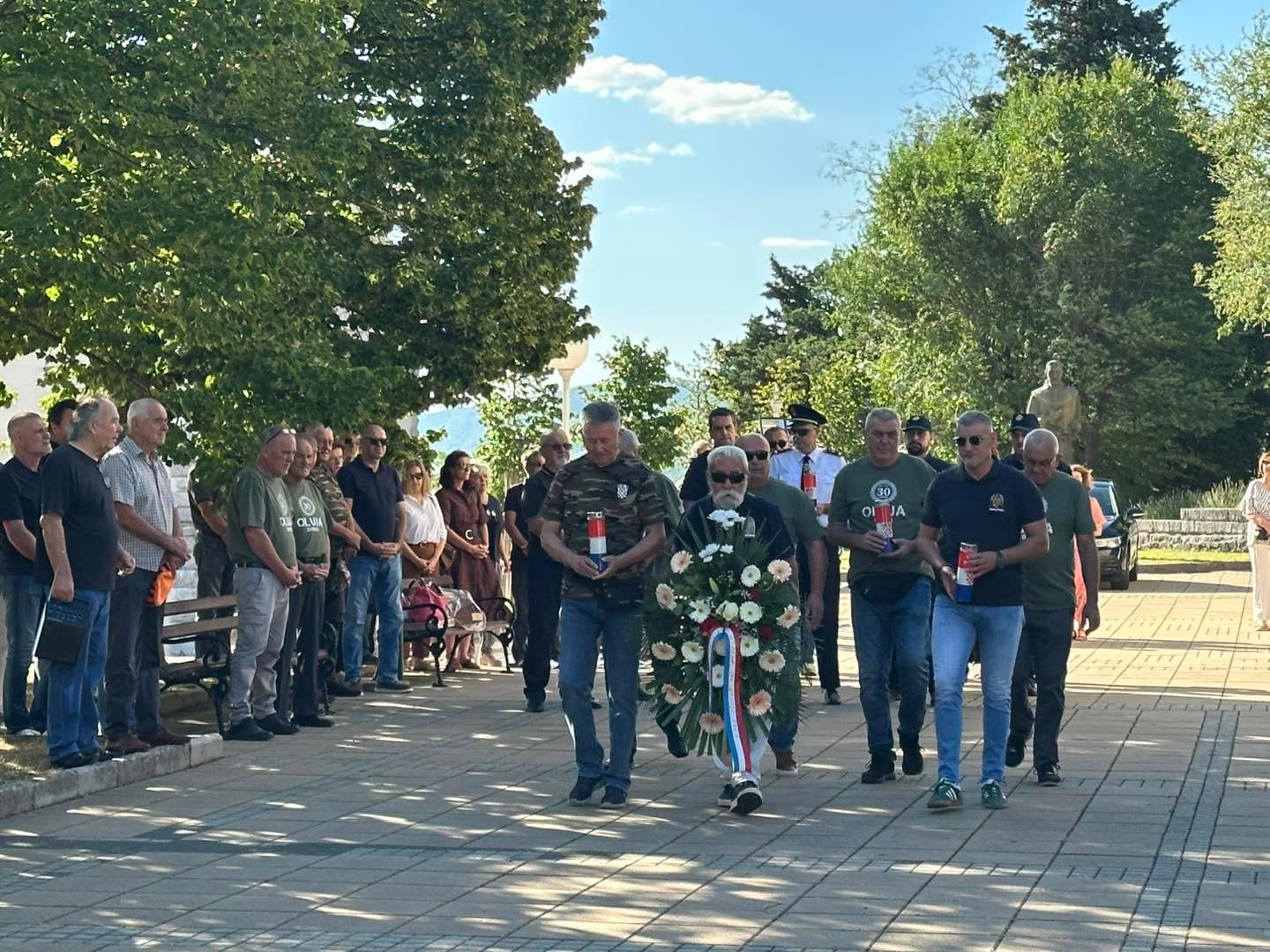 U Drnišu položeni vijenci i zapaljene svijeće za poginule, nestale i preminule branitelje 