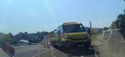 Jedna osoba ozlijeđena u prometnoj nesreći jutros kod Rogoznice. Očevid u tijeku