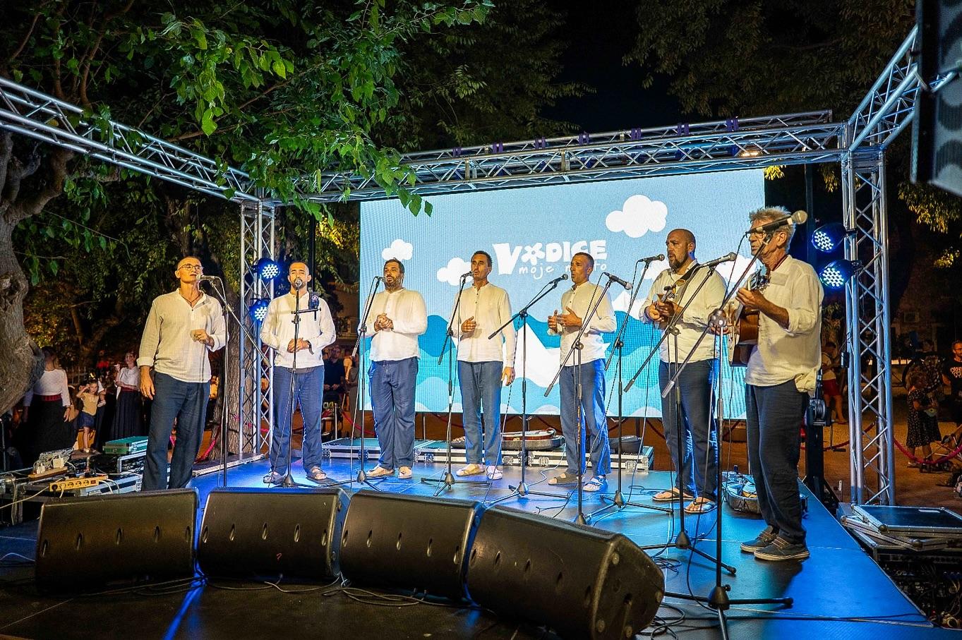Bunari osvojili i publiku i žiri na 23. Večeri dalmatinskih klapa u Vodicama