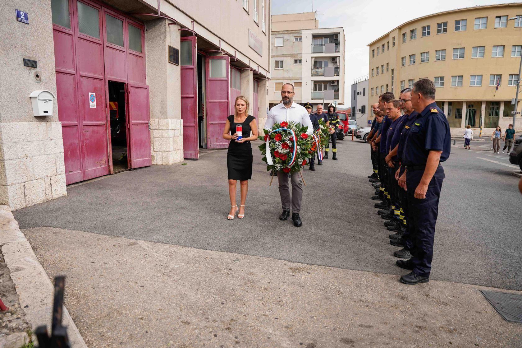 Polaganjem vijenaca ispred Vatrogasnog doma u Šibeniku odana počast stradalim vatogascima