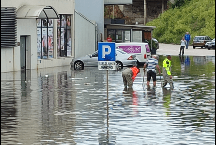 Kaos zbog nevremena: Obilna kiša potopila autocestu, došlo do odrona stijene, Metković pod vodom