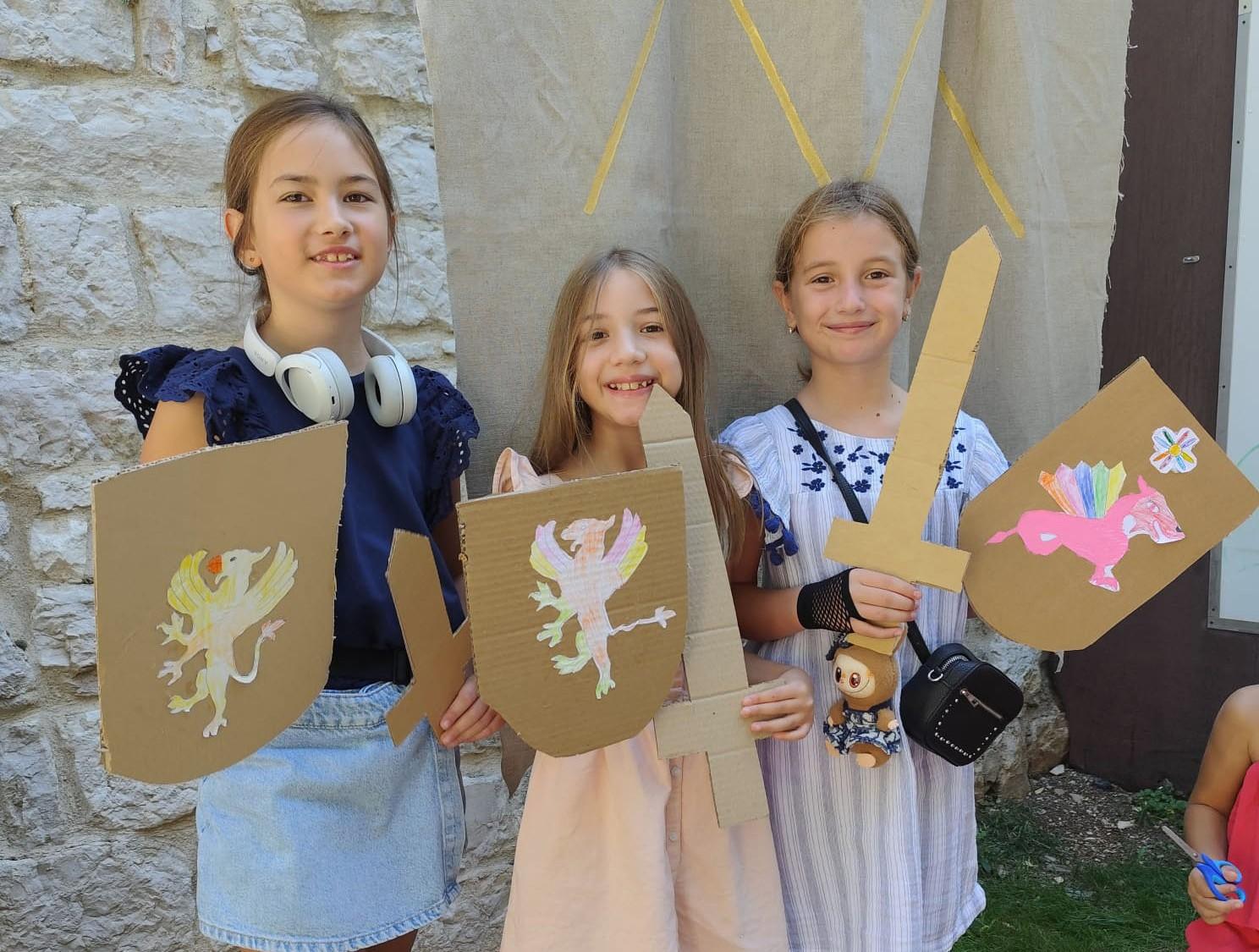 Viteški duh u Šibeniku: Mališani izrađivali mačeve i štitove ispred šibenskog Muzeja