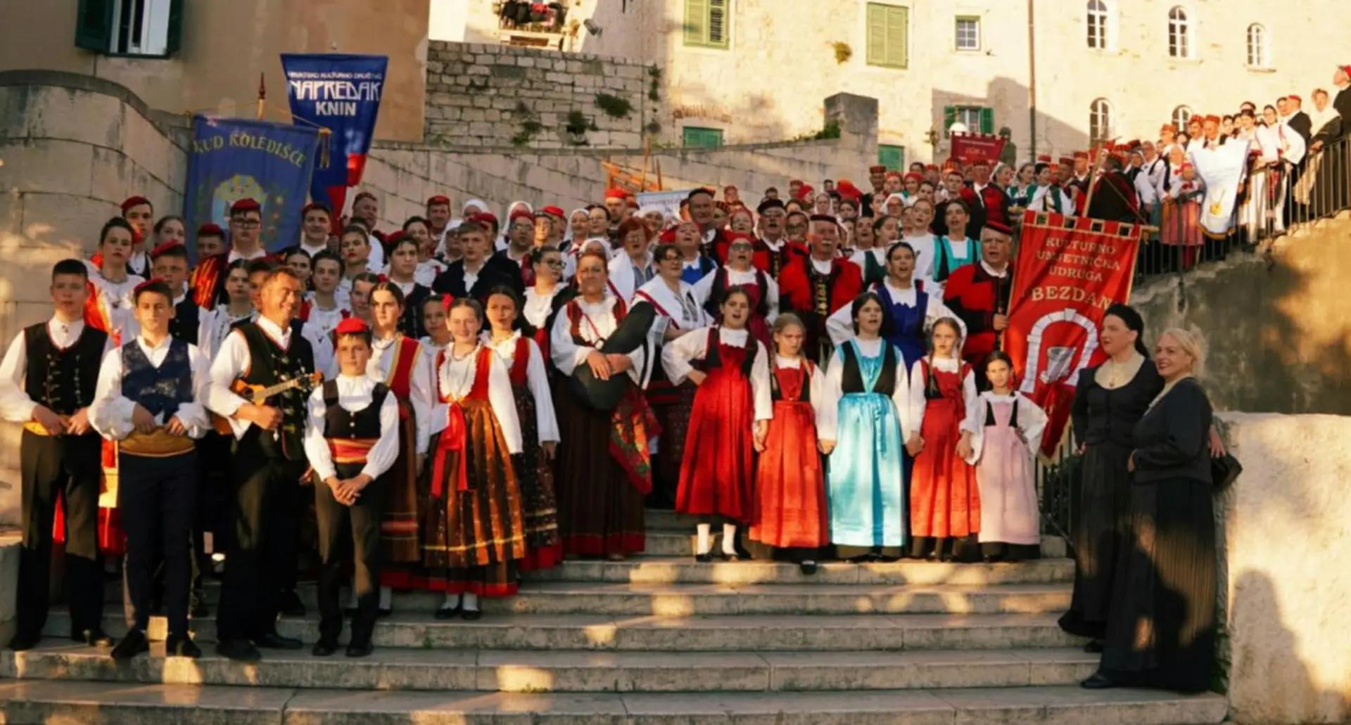 15. Smotra folklora 