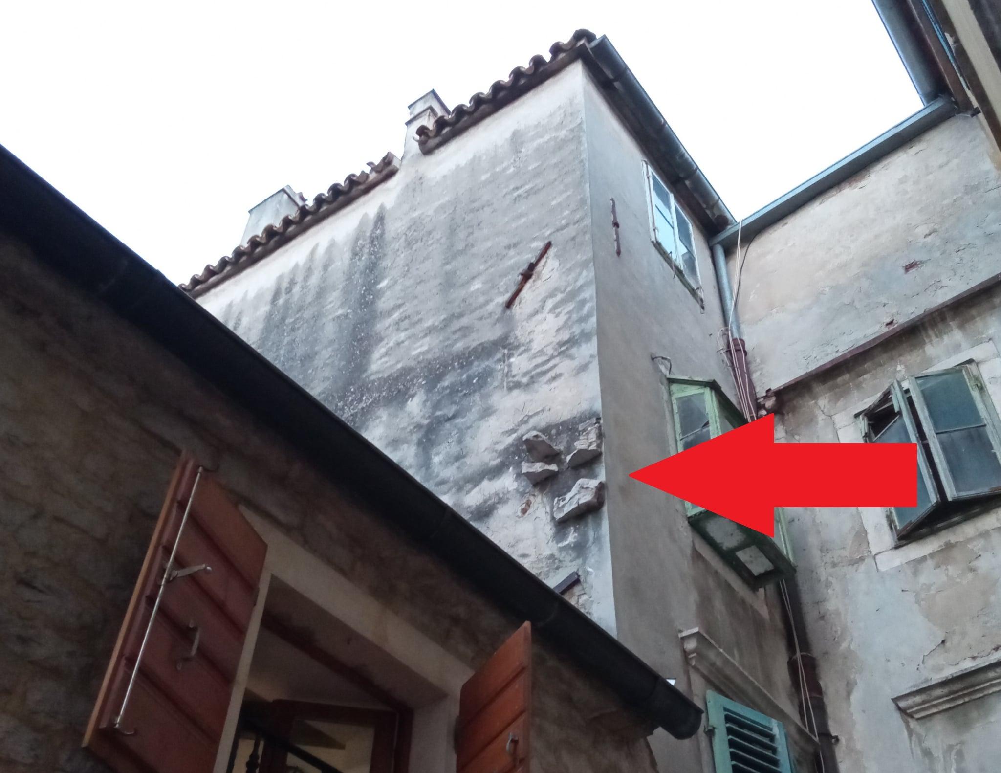 Evo što točno znače kameni ‘zubi’ na fasadama šibenskih starih kuća 