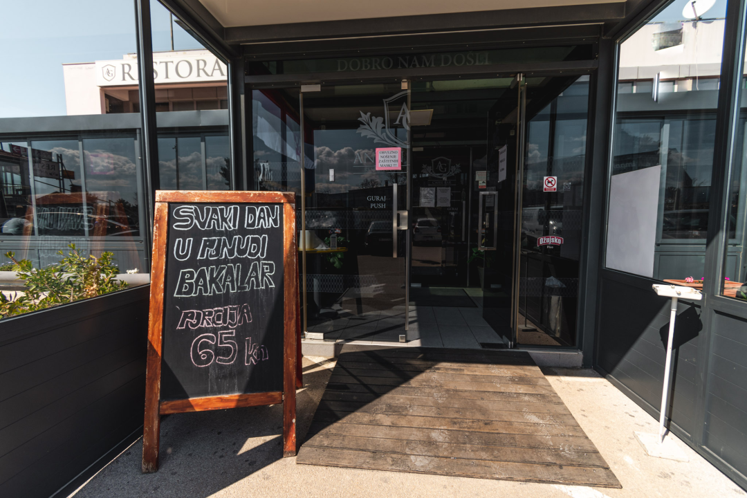 Uživajte u slasnim gotovim jelima iz Antinog gušta na prostranoj terasi!