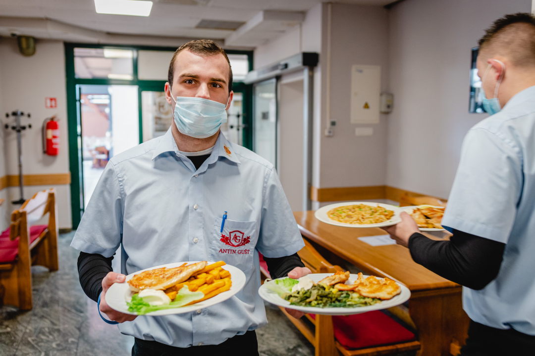 Uživajte u slasnim gotovim jelima iz Antinog gušta na prostranoj terasi!