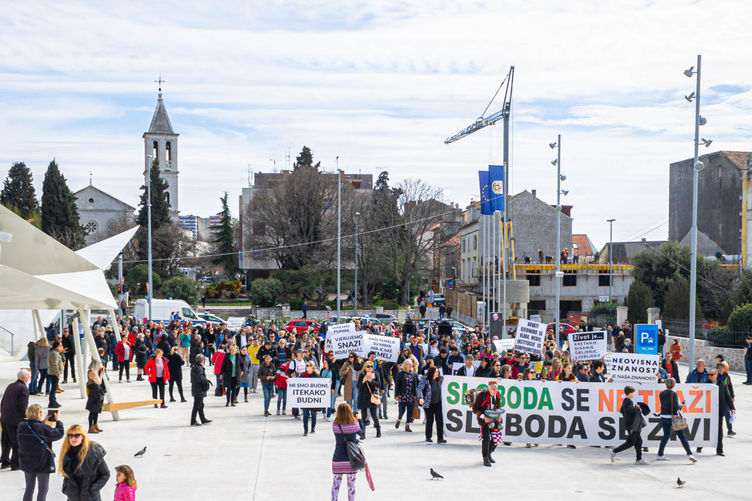 Nekoliko stotina ljudi na prosvjedu u Šibeniku: 'Skinite maske, došlo je vrime!'