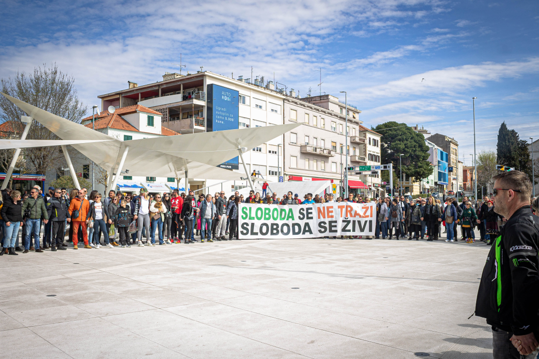 Nekoliko stotina ljudi na prosvjedu u Šibeniku: 'Skinite maske, došlo je vrime!'