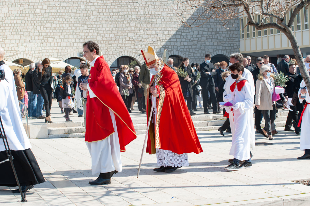 Procesijom, misom i blagoslovom maslinovih grančica Šibenčani proslavili Cvjetnicu   