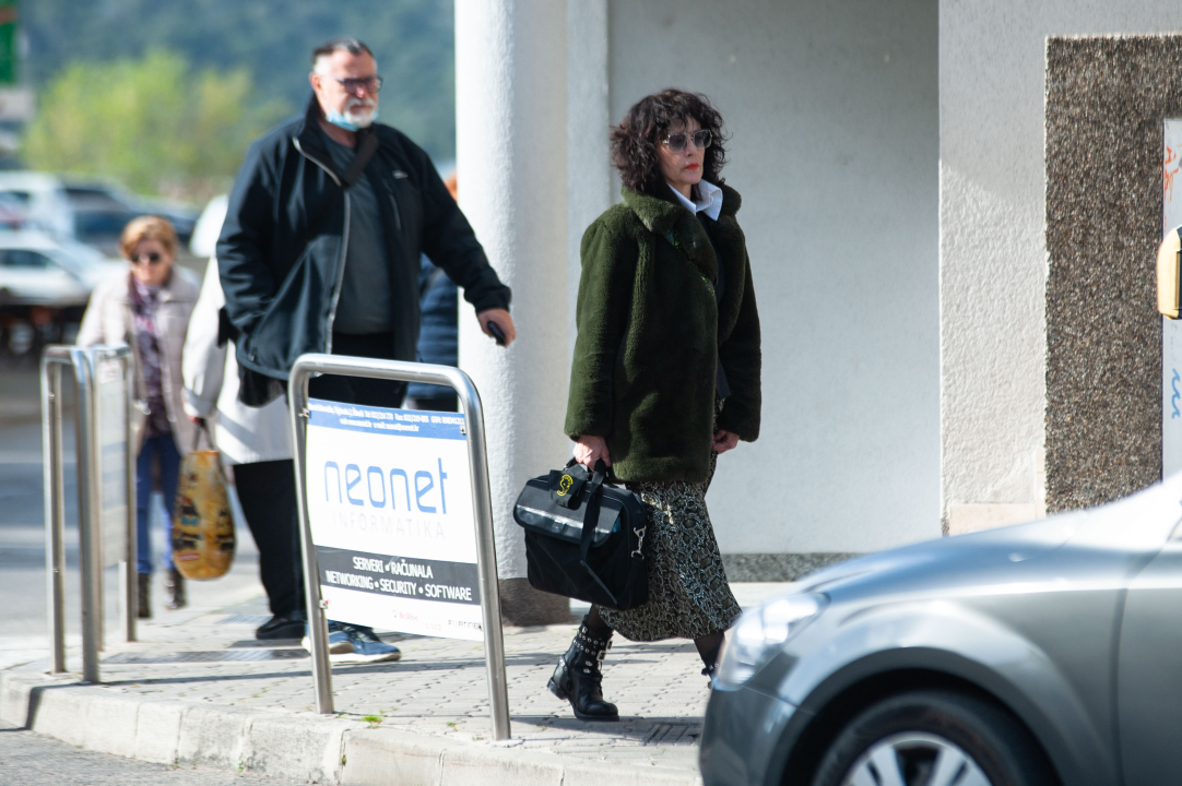 Lijepe Šibenčanke pokazale kako se u prohladnom travnju nose šareni kaputi