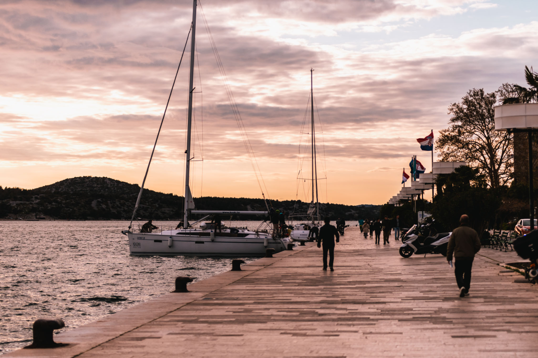 Proljetni zalazak sinoć je nebo iznad Šibenika pretvorio u pravu umjetničku sliku!